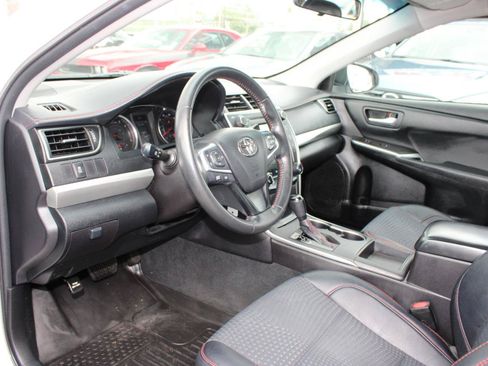 Used 2015 Toyota Camry SE FWD image 12