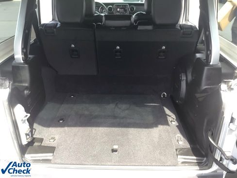 Used 2022 Jeep Wrangler Unlimited Sahara w/ Cold Weather Group image 17