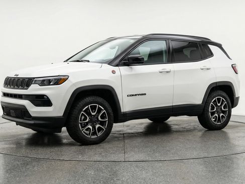 Used 2025 Jeep Compass Trailhawk image 3
