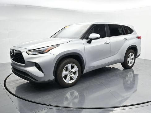 Used 2023 Toyota Highlander LE FWD image 4
