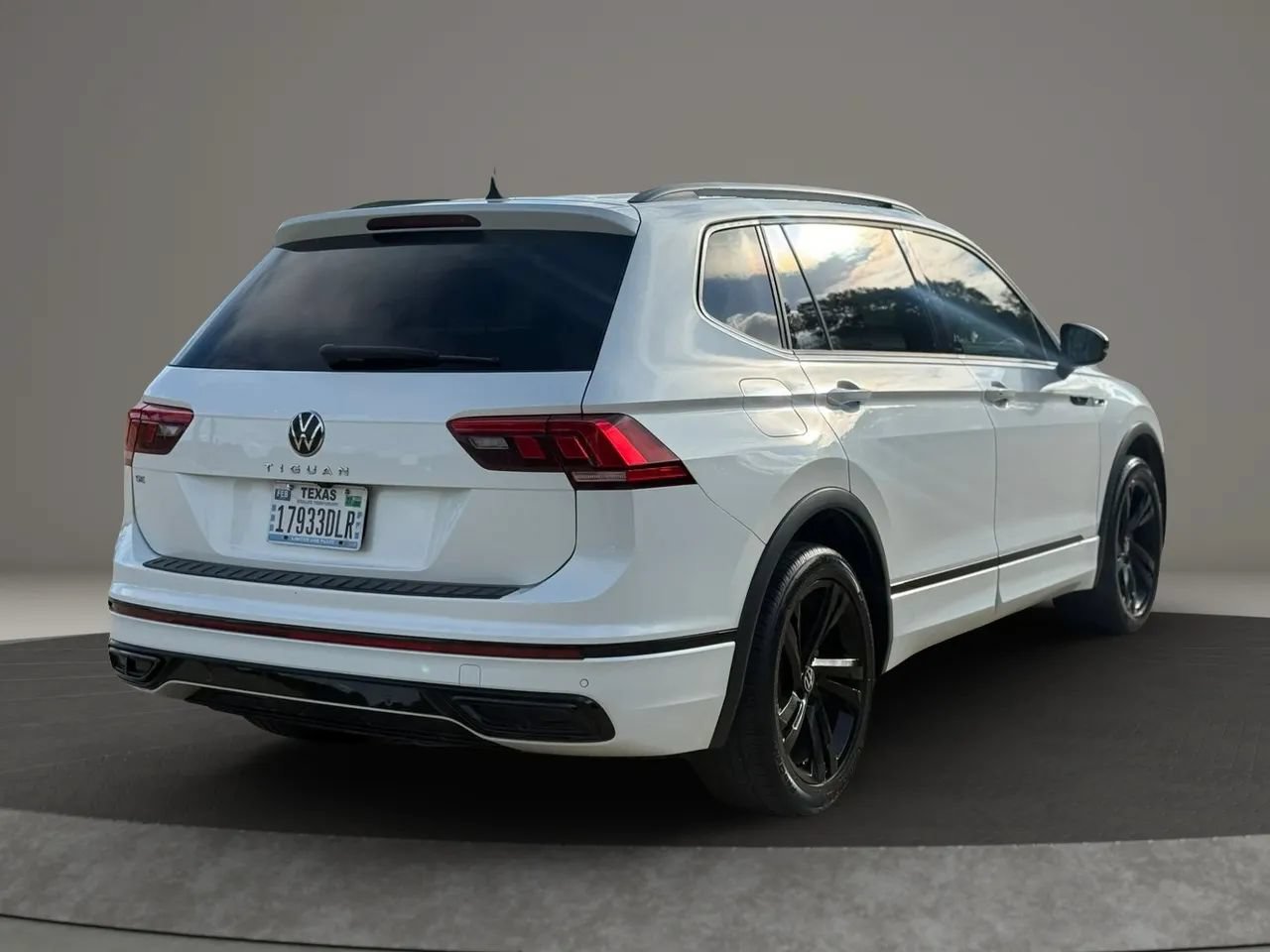 Used 2023 Volkswagen Tiguan SE R-Line FWD image 6