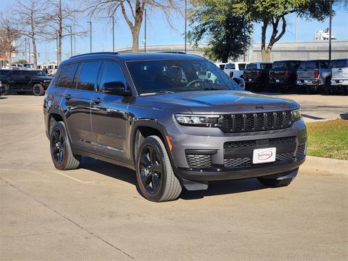 Used 2025 Jeep Grand Cherokee L Altitude image 3