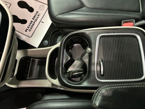 Used 2024 Chrysler Pacifica Select image 21