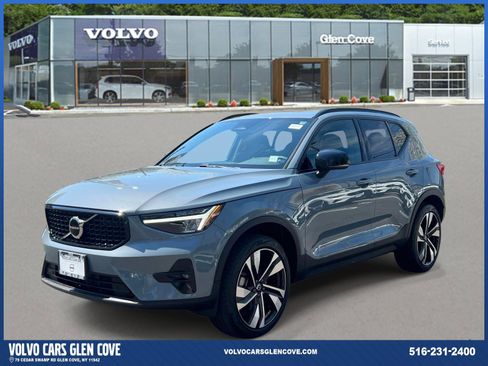 Used 2023 Volvo XC40 B5 Plus w/ Climate Package AWD/4WD image 2