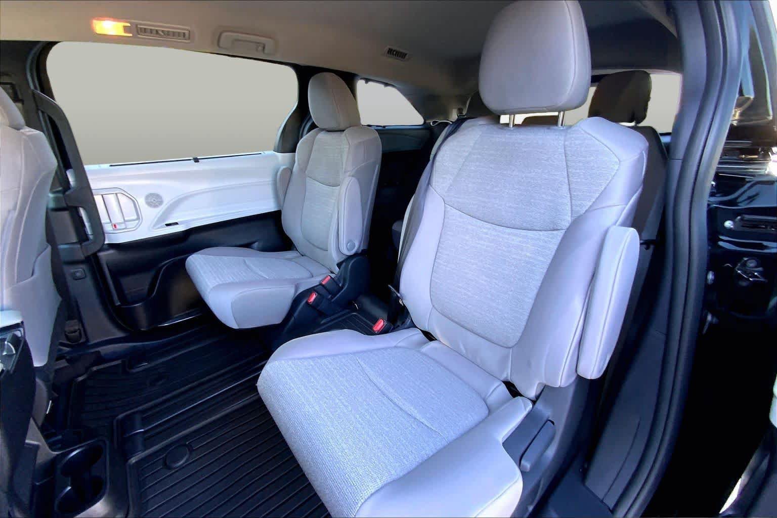 Used 2026 Toyota Sienna LE FWD image 19