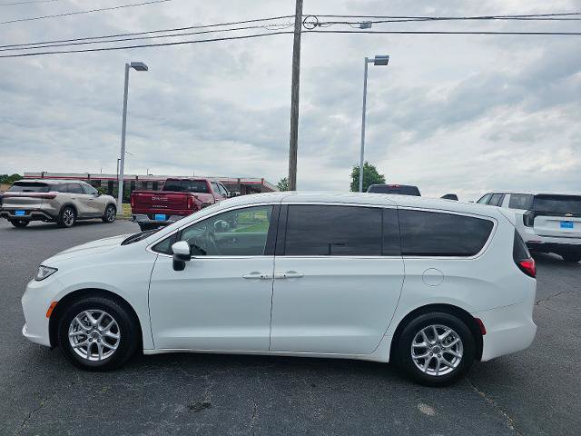 Used 2023 Chrysler Pacifica Touring-L FWD image 36