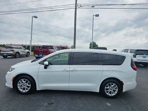 Used 2023 Chrysler Pacifica Touring-L FWD image 36