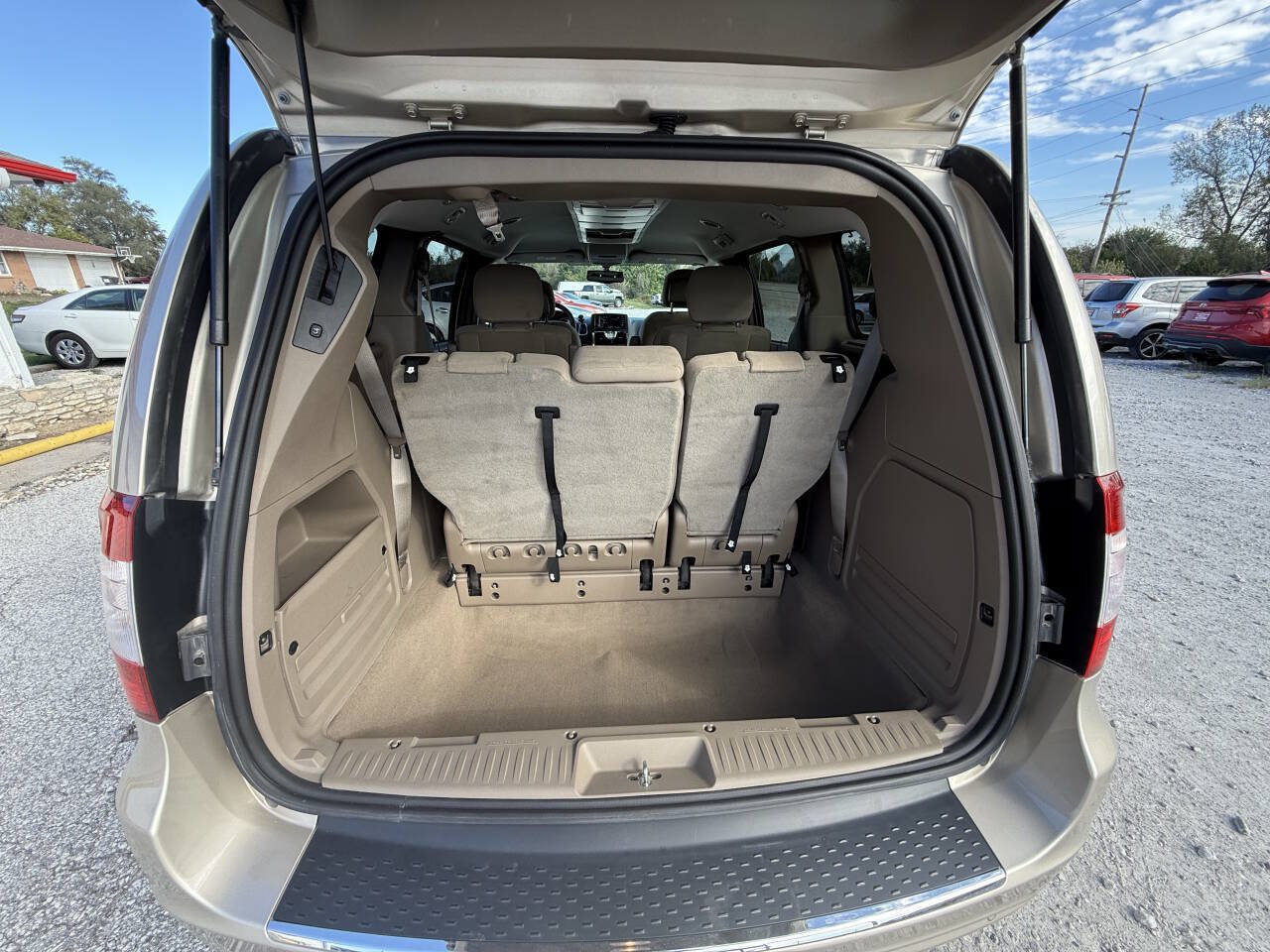 Used 2015 Chrysler Town & Country Touring w/ Driver Convenience Group FWD image 16
