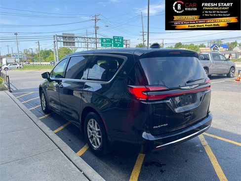 Used 2023 Chrysler Pacifica Touring-L FWD image 5