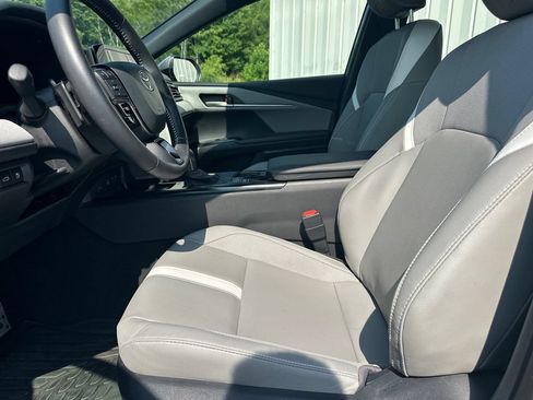 Used 2025 Toyota Camry SE w/ Convenience Package FWD image 10