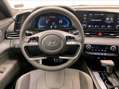 Certified 2025 Hyundai Elantra Sport image 4