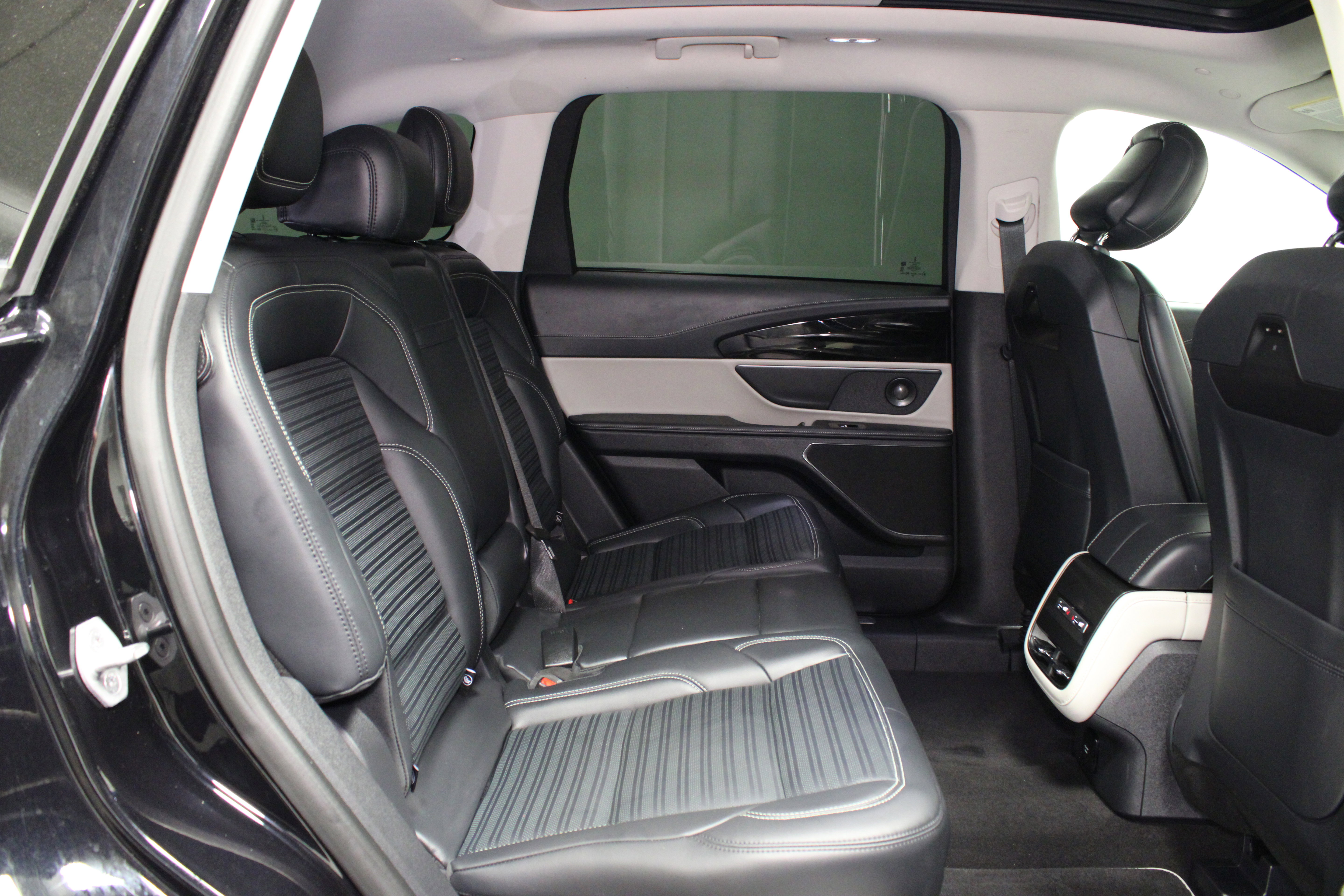 Used 2024 Lincoln Nautilus Reserve w/ Equipment Group 202A AWD/4WD image 16