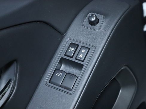 Certified 2025 Nissan Frontier SV image 18