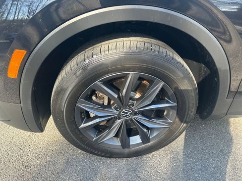 Used 2023 Volkswagen Tiguan SE image 2