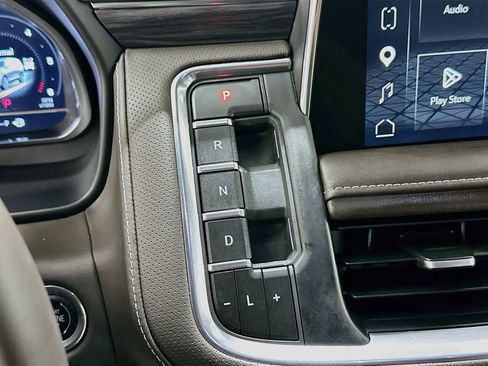 Used 2023 GMC Yukon XL SLT w/ SLT Luxury Package AWD/4WD image 17