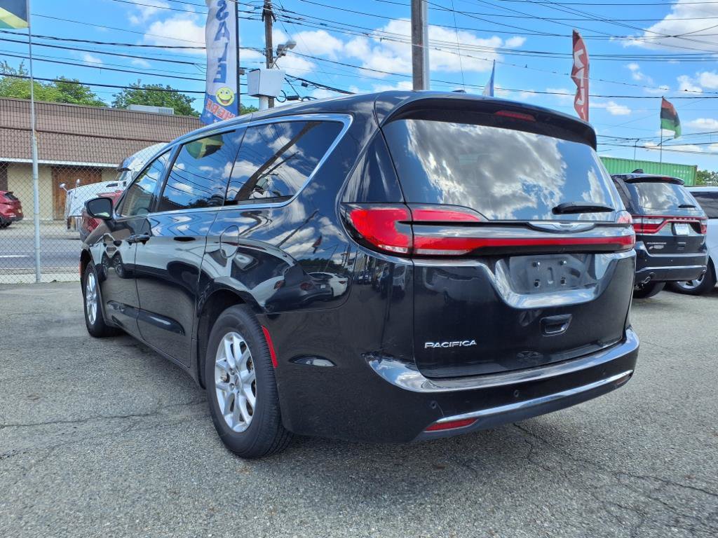 Used 2023 Chrysler Pacifica Touring-L FWD image 4