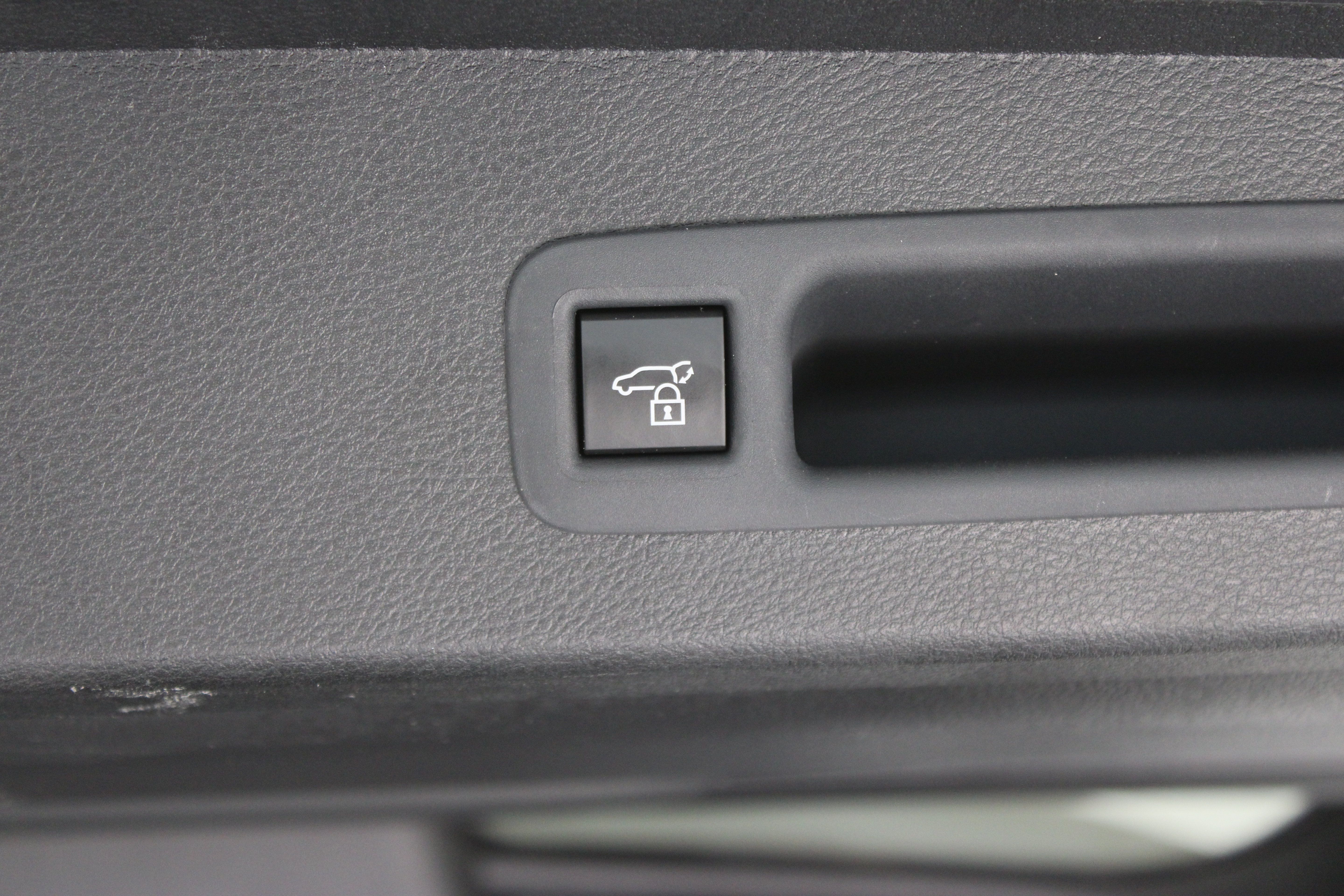 Used 2025 Toyota Sienna XSE w/ XSE Premium Package FWD image 36