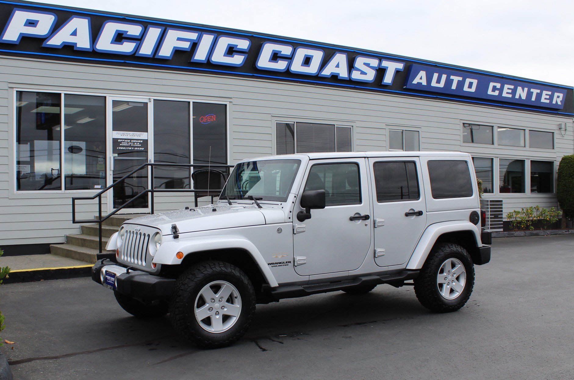 Used 2012 Jeep Wrangler Unlimited Sahara w/ Connectivity Group AWD/4WD image 1