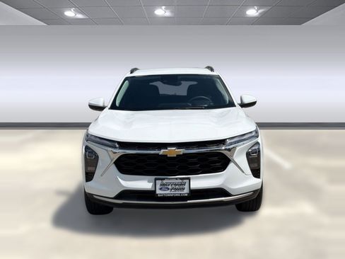 Used 2025 Chevrolet Trax LT FWD image 6