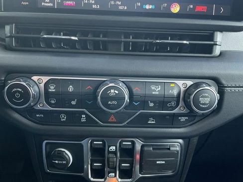 Used 2025 Jeep Wrangler Unlimited Sahara AWD/4WD image 18