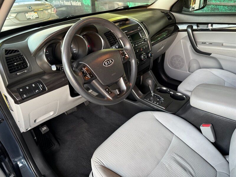 Used 2011 Kia Sorento LX AWD/4WD image 16