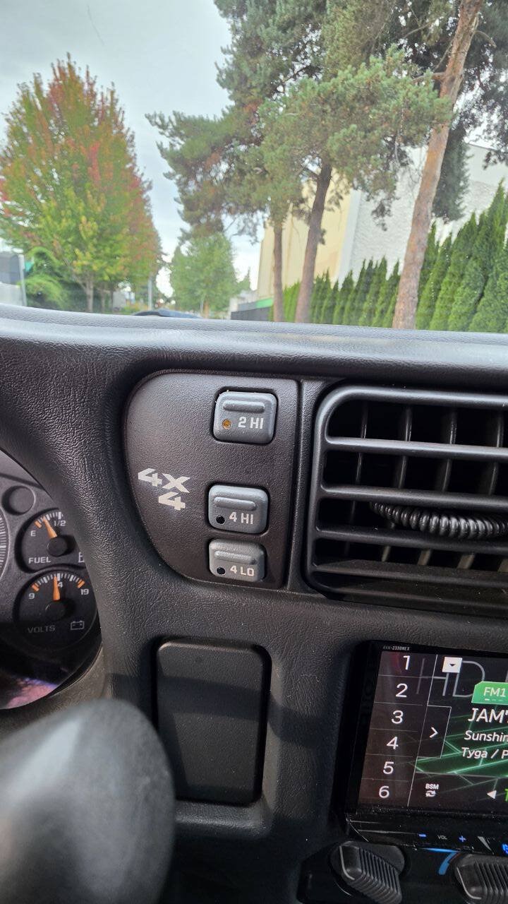 Used 2003 Chevrolet S10 Pickup LS w/ Appearance Package AWD/4WD image 12