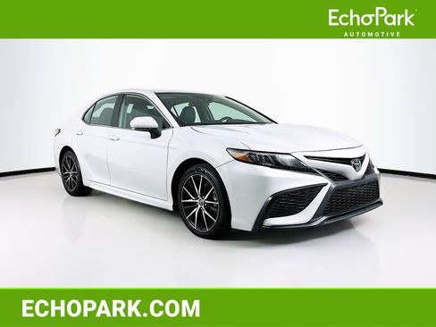 Used 2024 Toyota Camry SE image 1