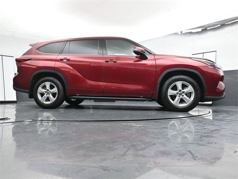 Used 2022 Toyota Highlander LE image 37