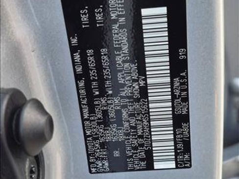 Used 2021 Toyota Highlander LE FWD image 22