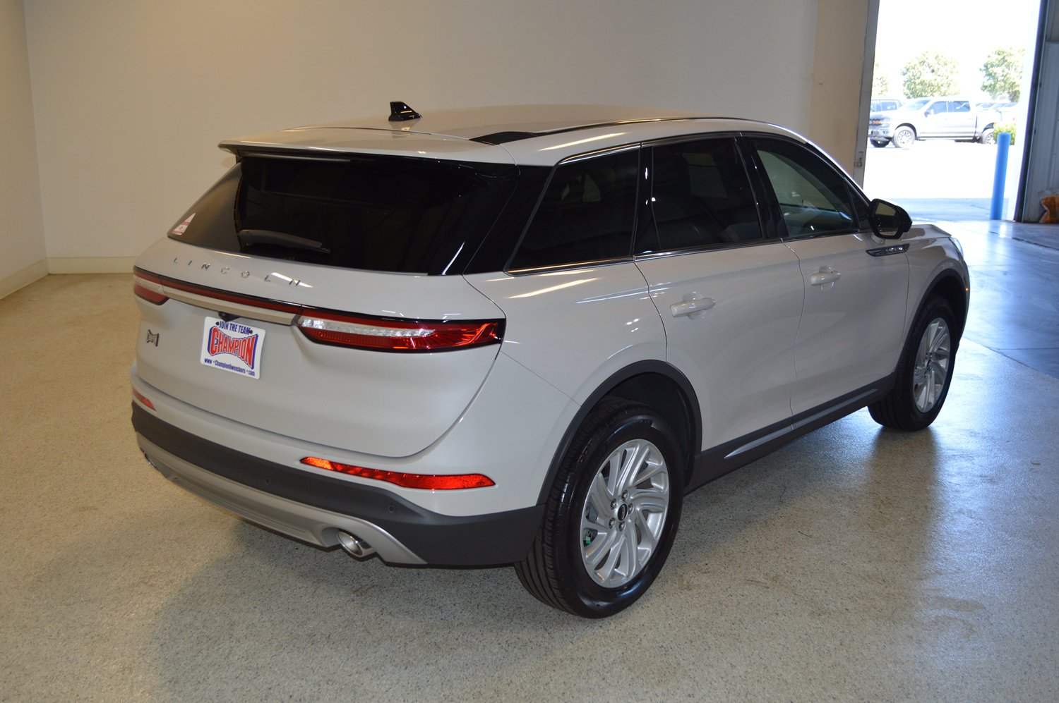 Used 2023 Lincoln Corsair FWD image 3