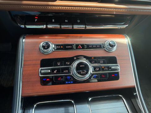 Used 2022 Lincoln Aviator Reserve w/ Equipment Group 201A AWD/4WD image 12