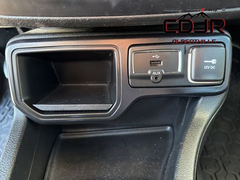 Used 2018 Jeep Renegade Latitude w/ Popular Equipment Group image 35