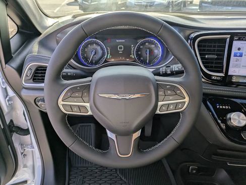 New 2026 Chrysler Pacifica Select image 18