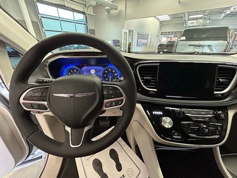 Used 2023 Chrysler Pacifica Limited image 10