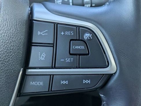 Used 2025 Toyota Highlander LE FWD image 24