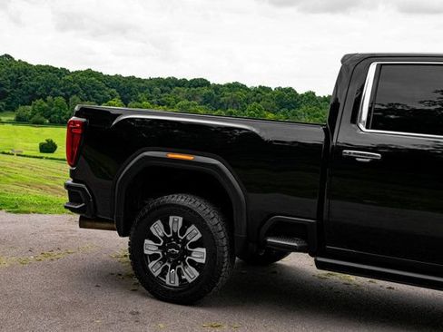 Used 2021 GMC Sierra 2500 Denali w/ Denali Black Diamond Edition AWD/4WD image 17