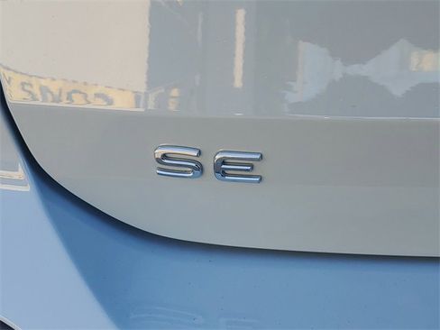 Certified 2025 Volkswagen Taos SE image 7