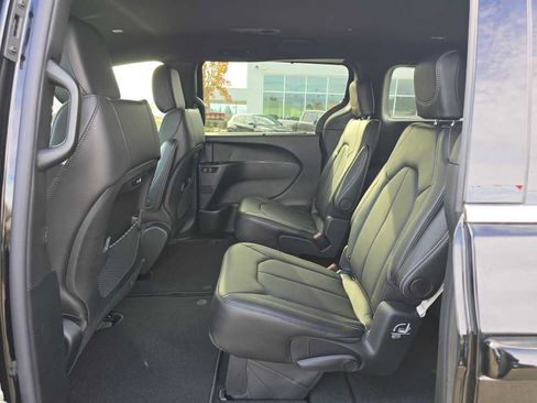 New 2026 Chrysler Pacifica Select image 16