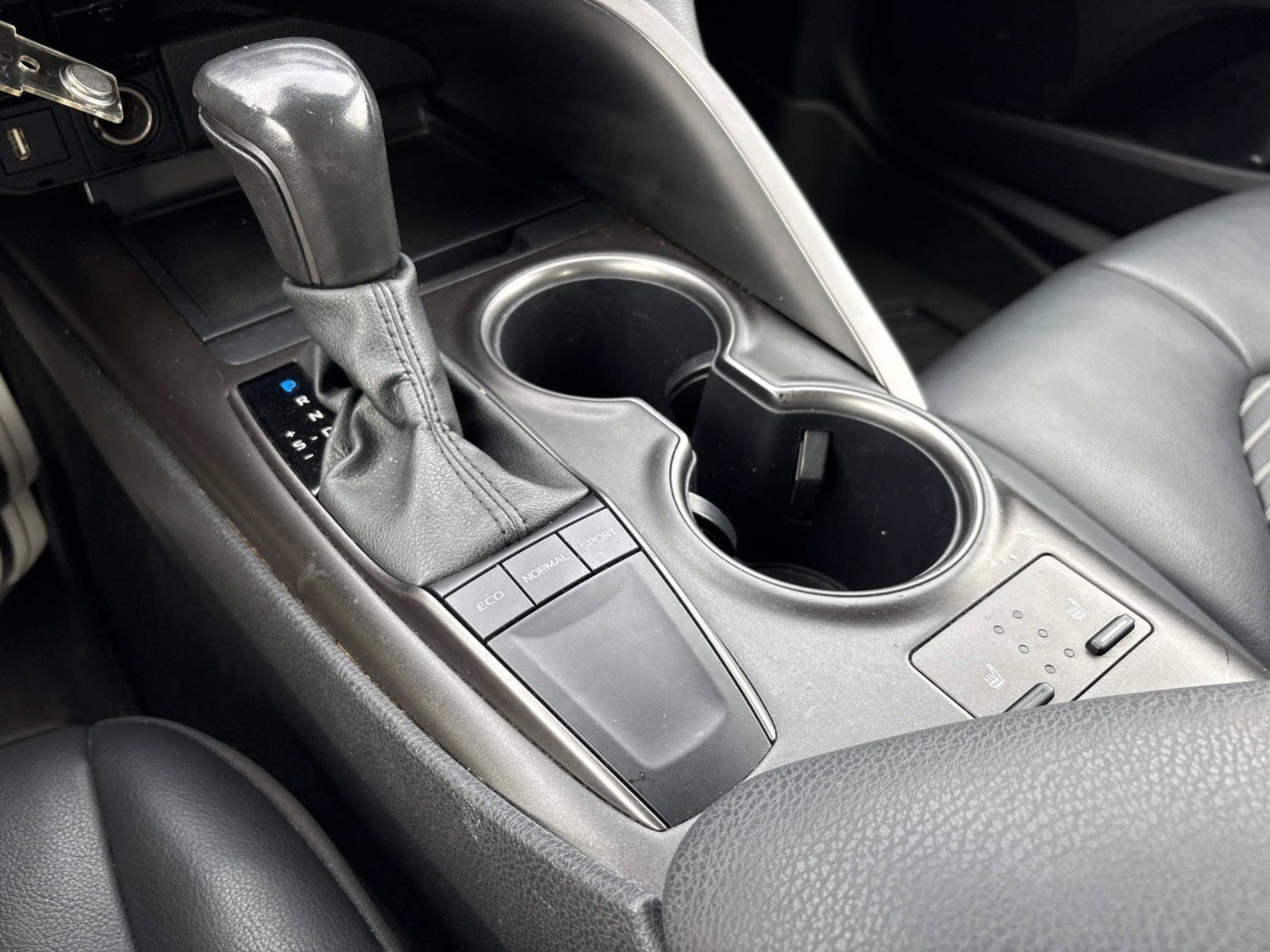 Used 2024 Toyota Camry SE w/ Cold Weather Package FWD image 33