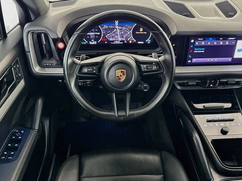 Used 2024 Porsche Cayenne w/ Premium Package AWD/4WD image 15