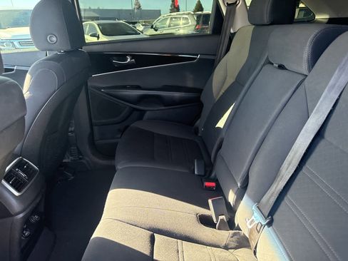 Used 2019 Kia Sorento LX image 17