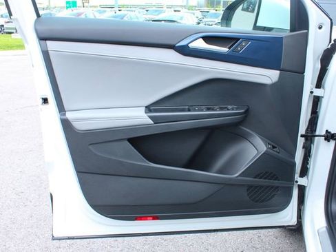Used 2024 Volkswagen Taos SE FWD image 10
