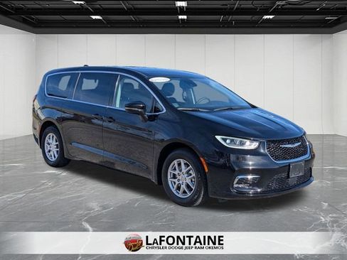 Used 2024 Chrysler Pacifica Touring-L image 7