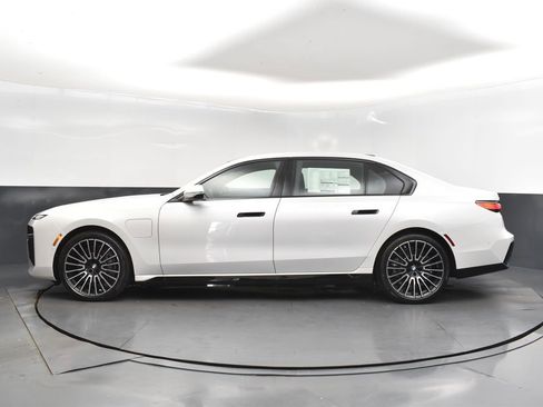 New 2026 BMW 750e xDrive image 4
