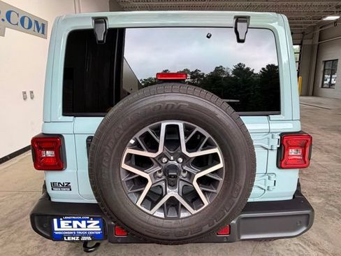 Used 2024 Jeep Wrangler Unlimited Sahara w/ Technology Group AWD/4WD image 7
