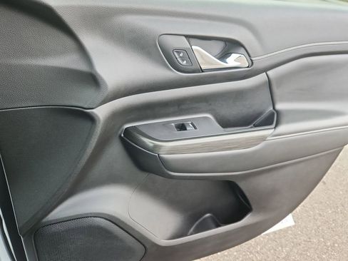 Used 2023 GMC Acadia SLT image 16