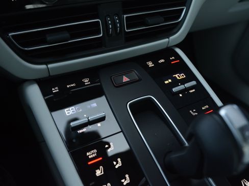 Certified 2026 Porsche Macan AWD/4WD image 23