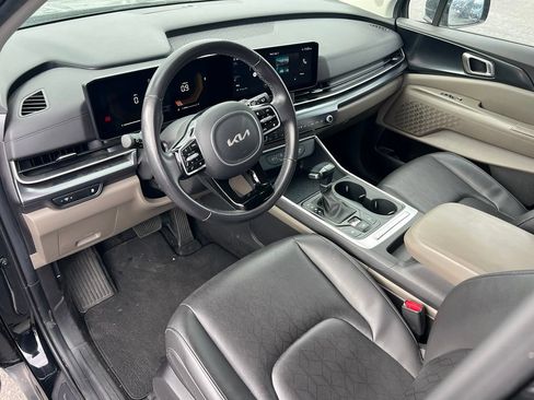 Used 2025 Kia Carnival FWD image 16
