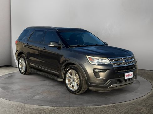 Used 2018 Ford Explorer XLT w/ Equipment Group 202A image 7