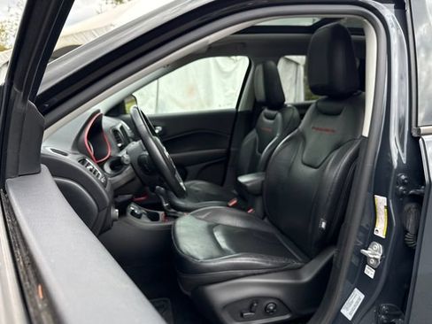 Used 2017 Jeep Compass Trailhawk w/ Leather Interior Group AWD/4WD image 18